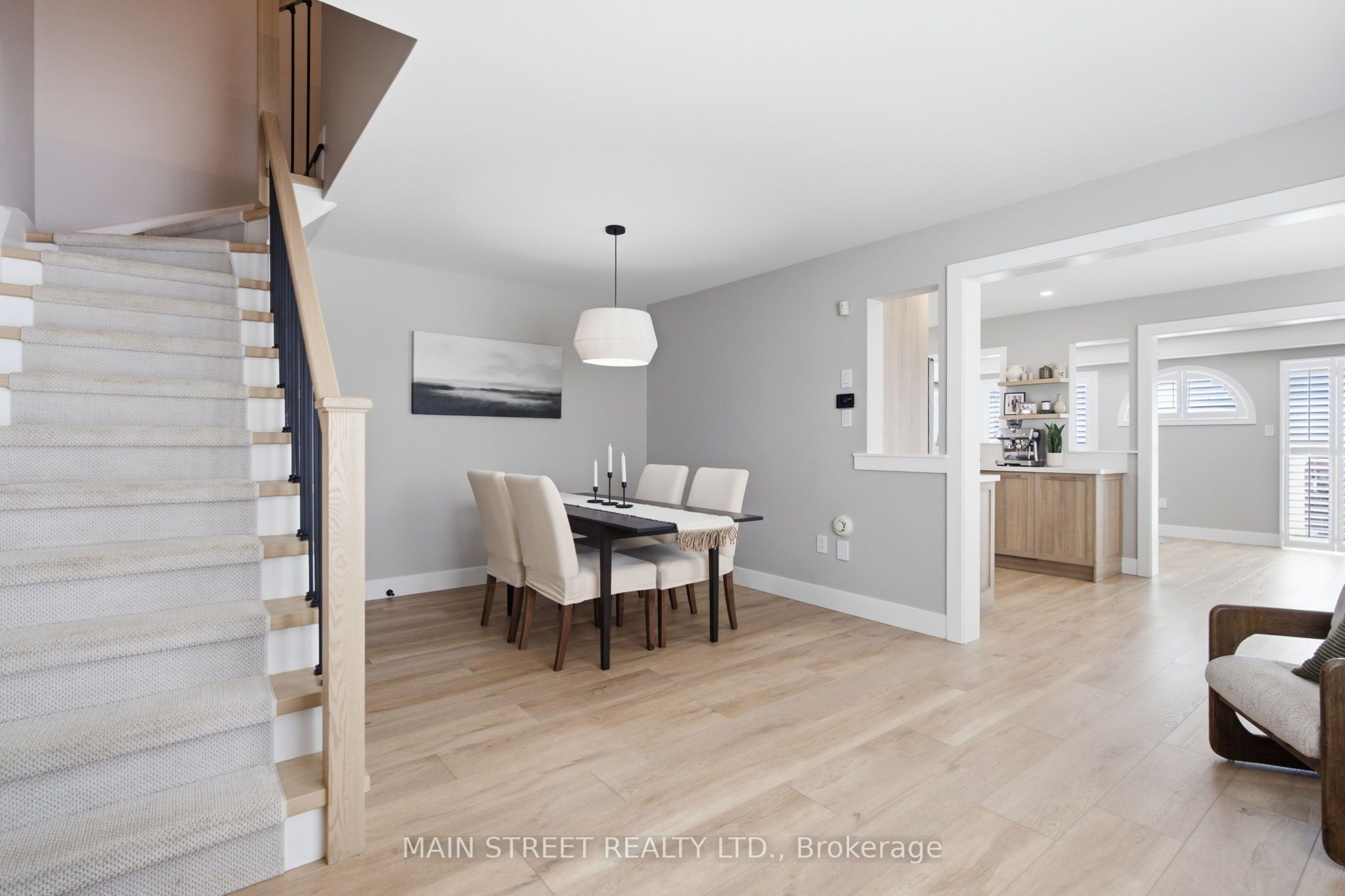 90 Four Seasons Crescent Property Photo 4