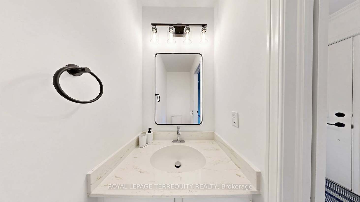 95 Confederation Way #64 Property Photo 17