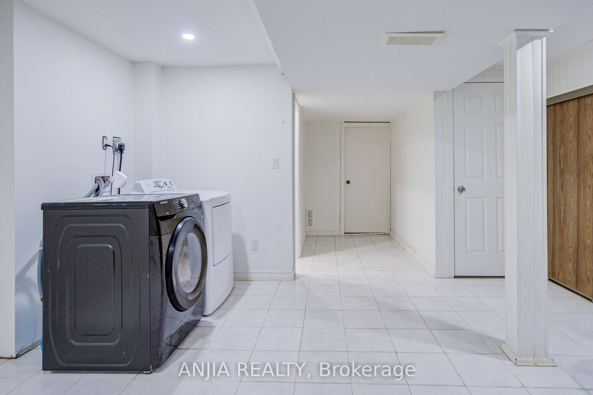 17 Kenborough Court Property Photo 33