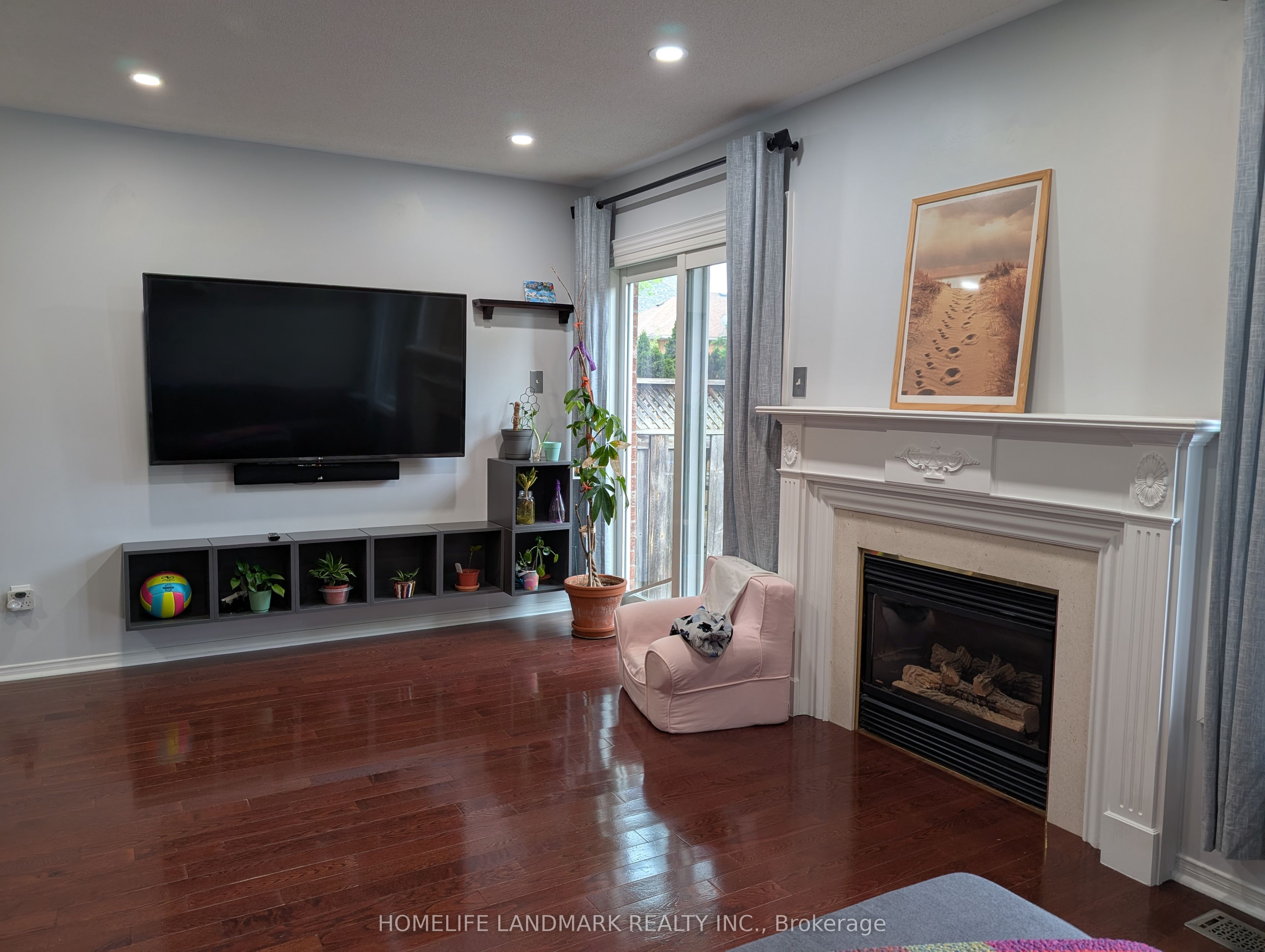 434 Heddle Crescent Property Photo 6