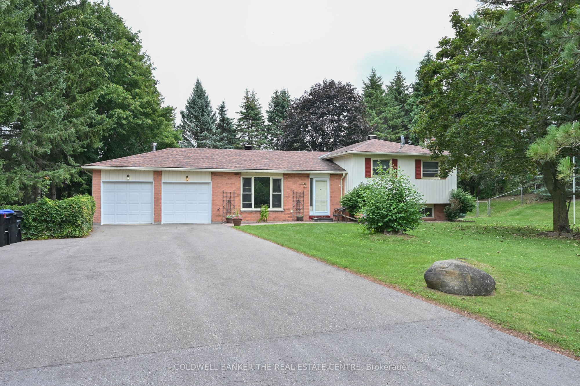 5471 8th Line Property Photo 1