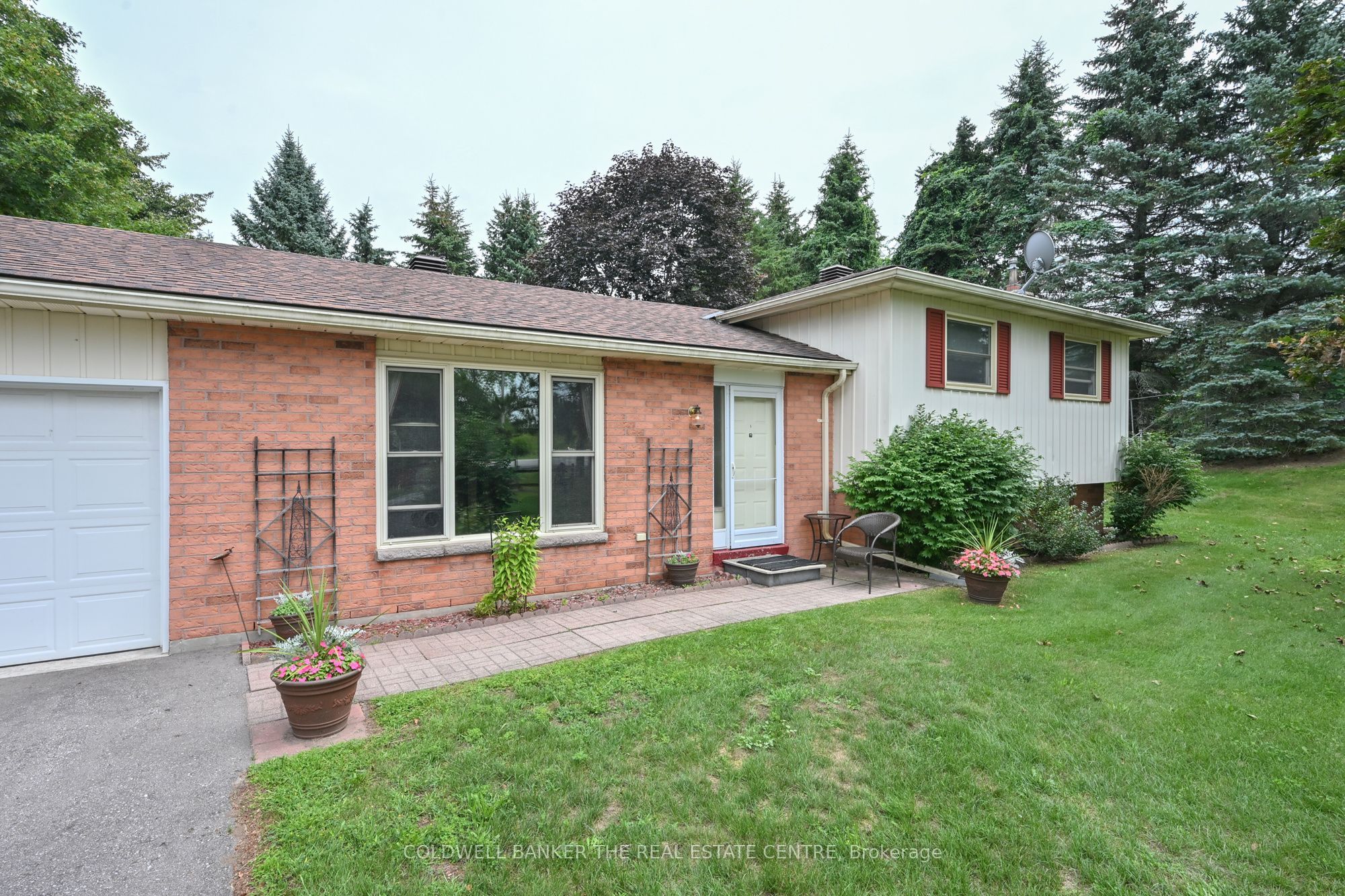 5471 8th Line Property Photo 3
