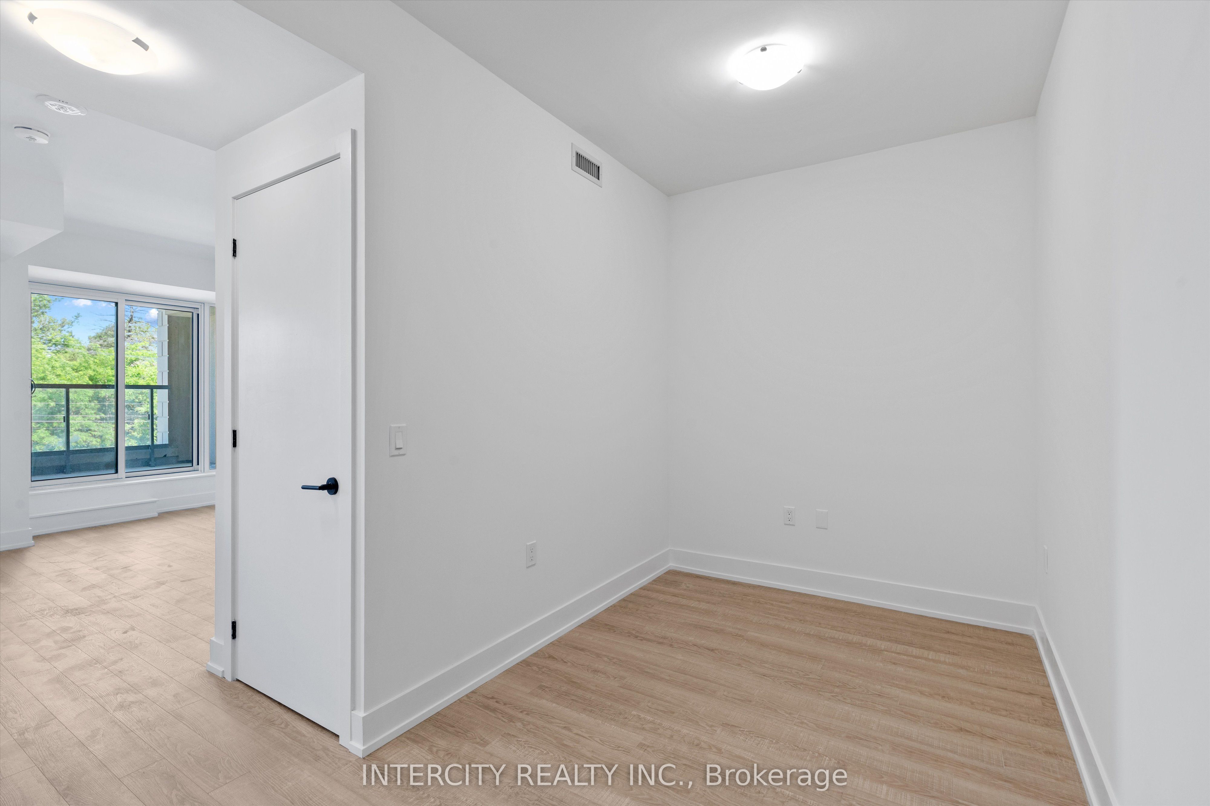 2075 King Road 328 Property Photo 3