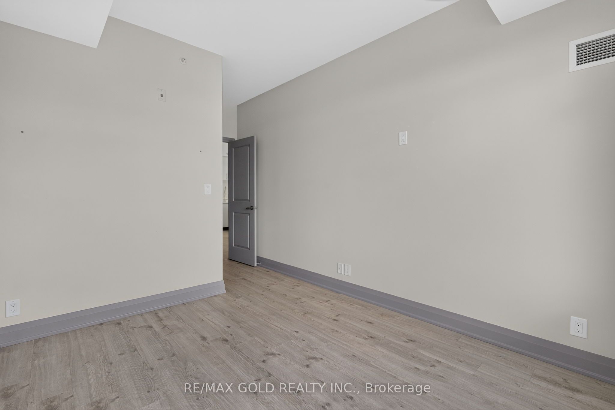 24 Woodstream Boulevard 909 Property Photo 23