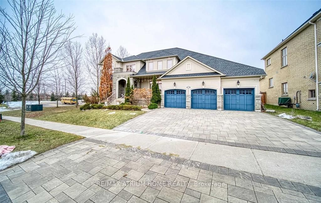 18 Soleil Boulevard Property Photo 1