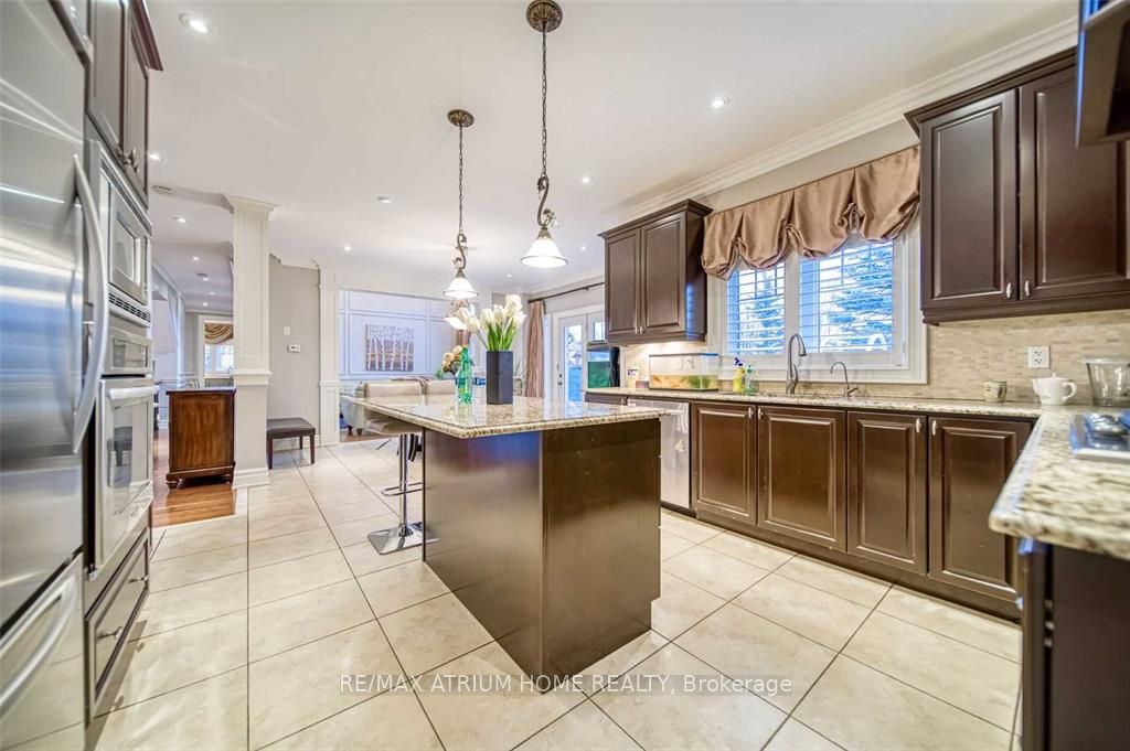 18 Soleil Boulevard Property Photo 6