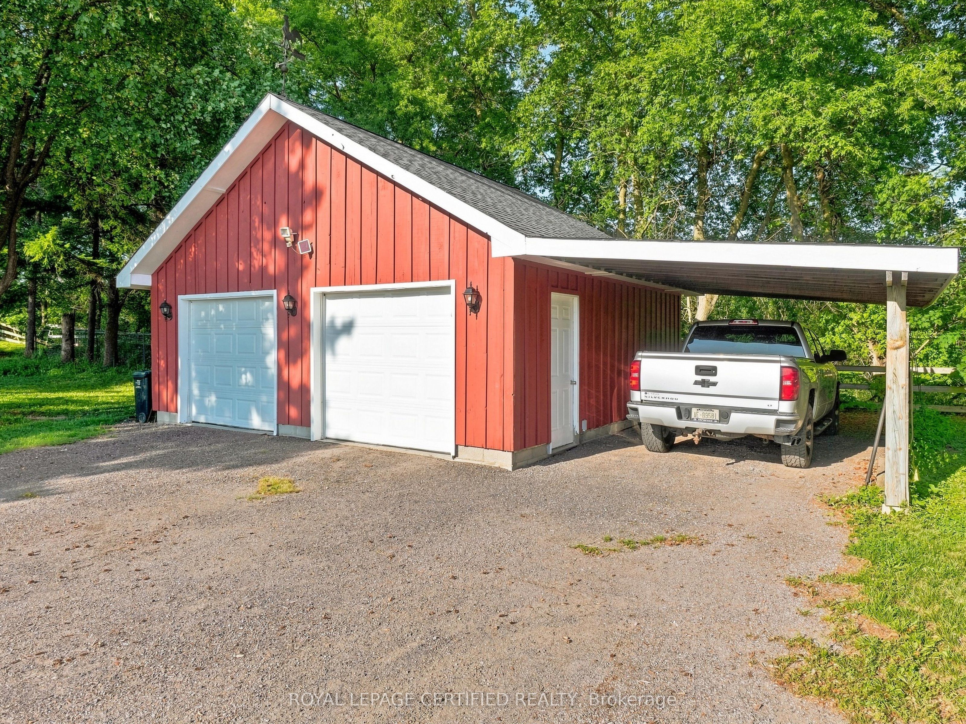 4621 5th Line Property Photo 3