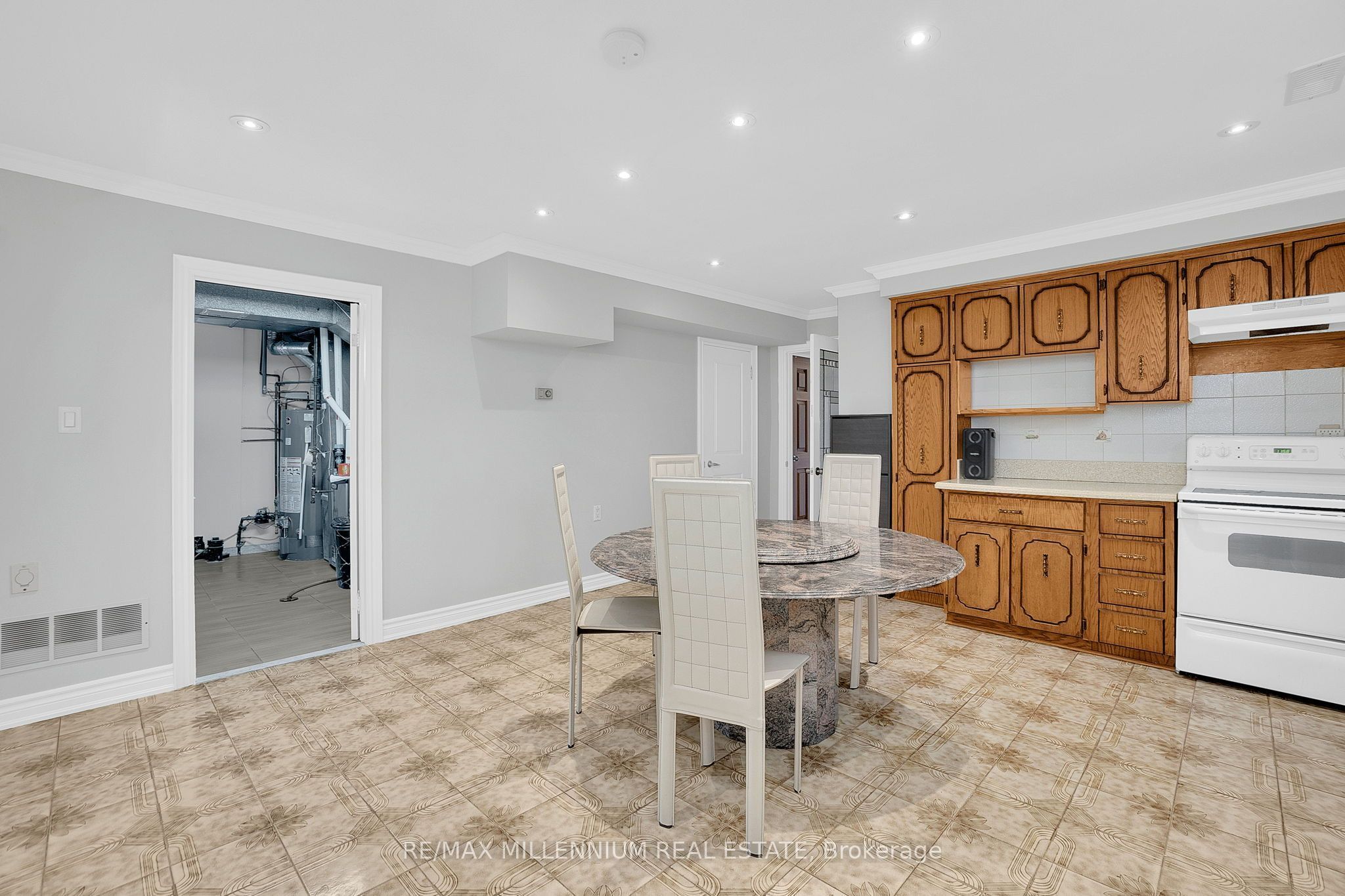 99 Willis Road Lower Property Photo 4