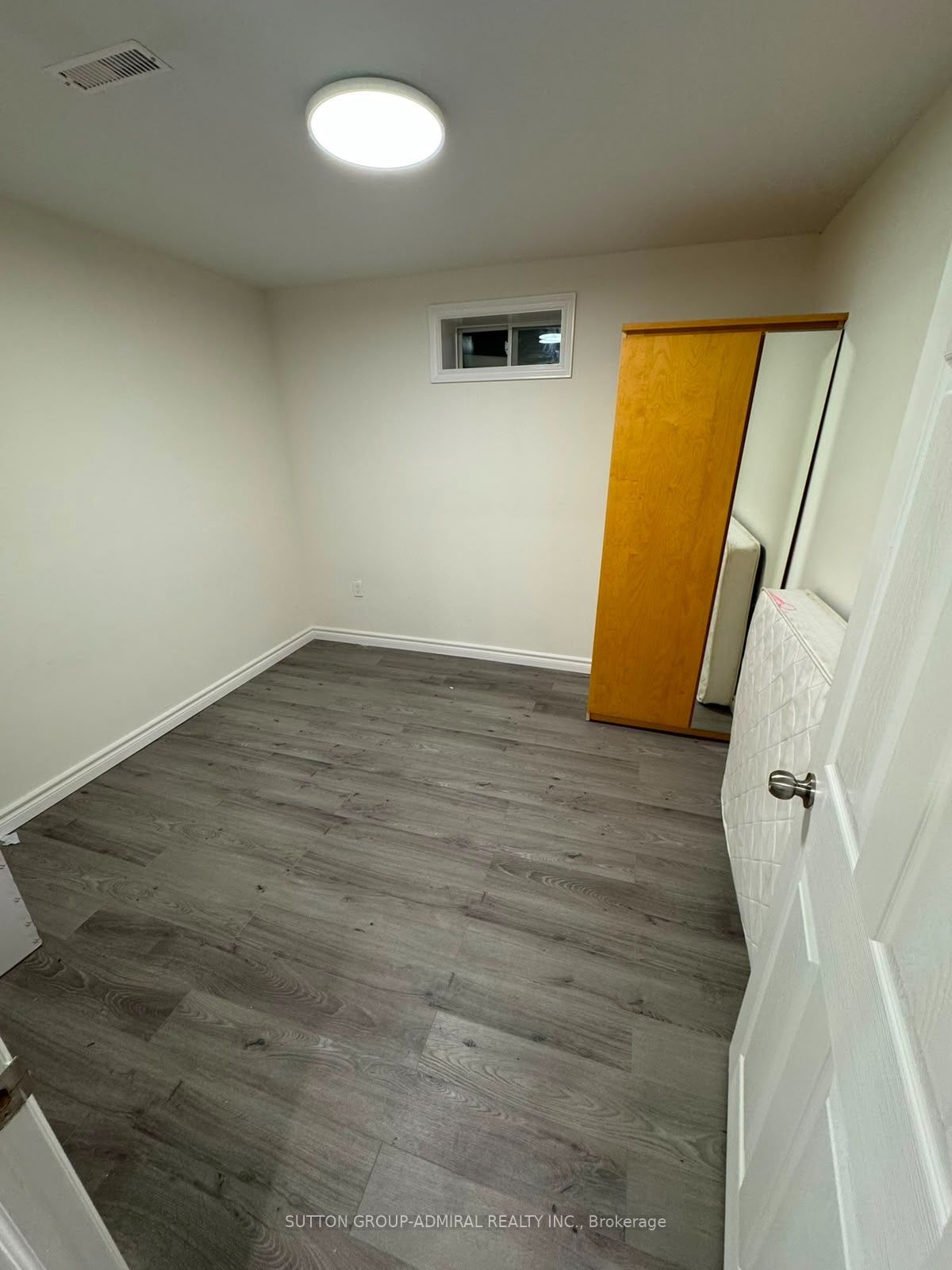 39 Crown Crescent (basement) Property Photo 12