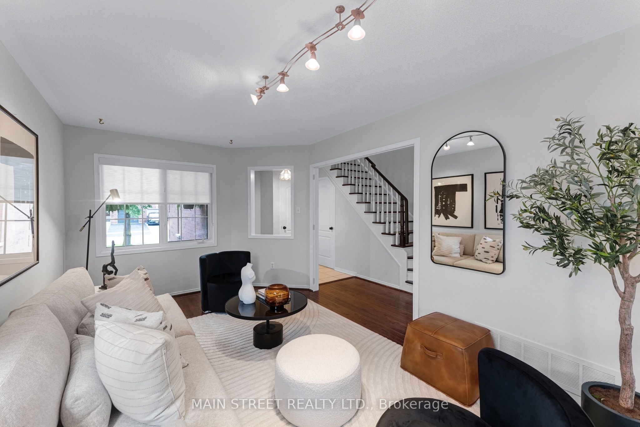 478 Heddle Crescent Property Photo 8