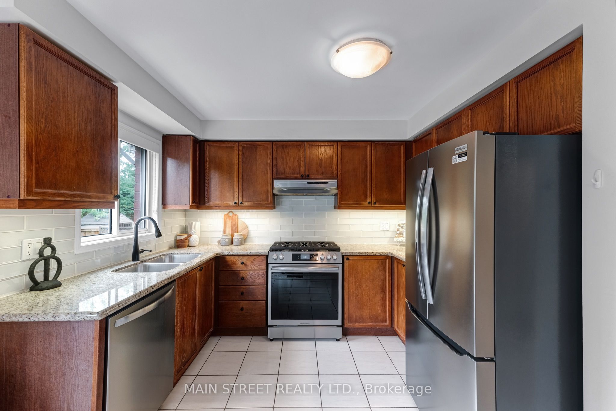 478 Heddle Crescent Property Photo 11