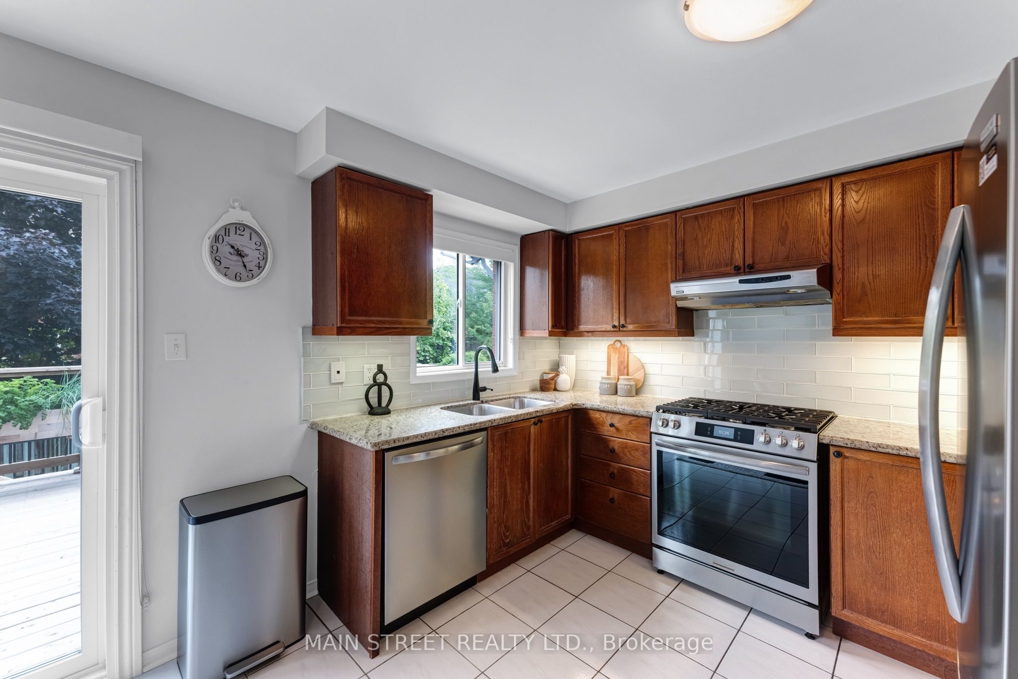 478 Heddle Crescent Property Photo 12