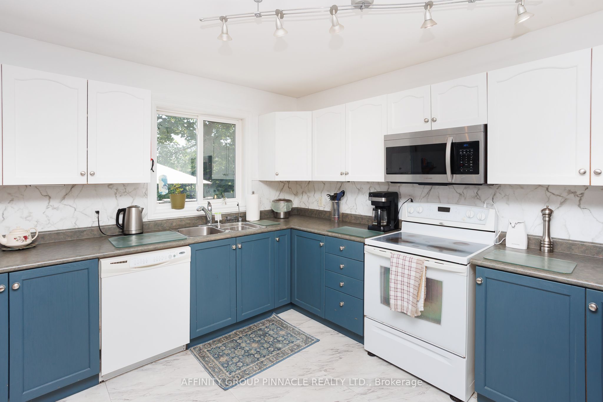 476 Bay Street Property Photo 8