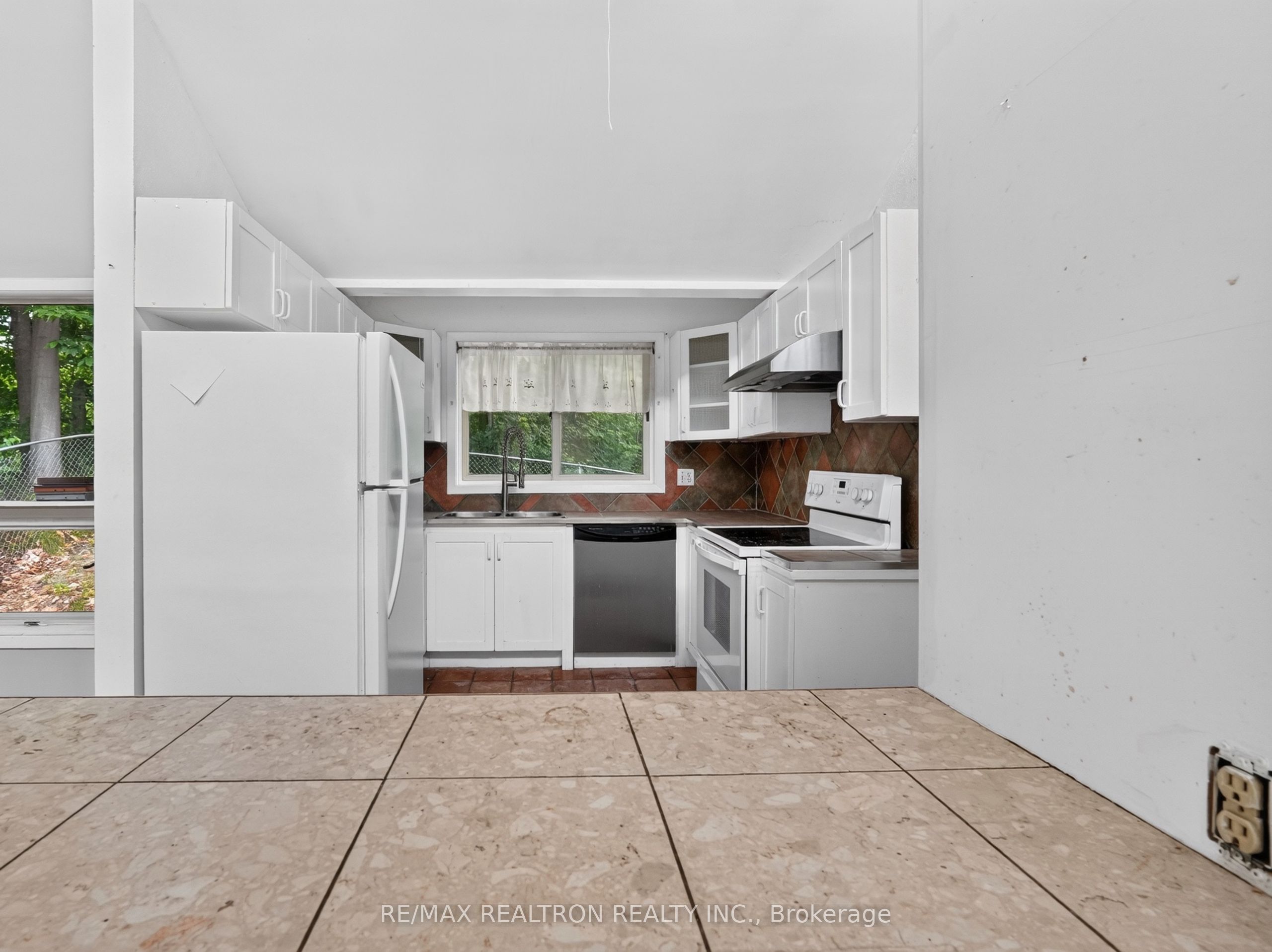 110 Glenwoods Avenue Property Photo 6