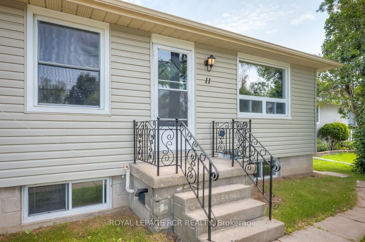 11 Jacksons Point Avenue Property Photo 3