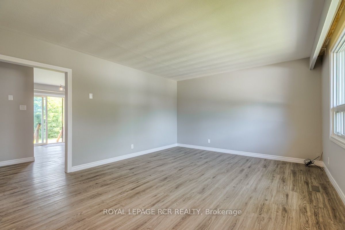 11 Jacksons Point Avenue Property Photo 4