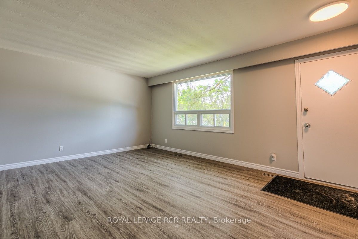 11 Jacksons Point Avenue Property Photo 6