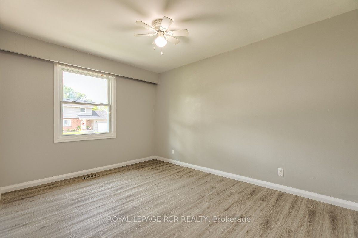 11 Jacksons Point Avenue Property Photo 7