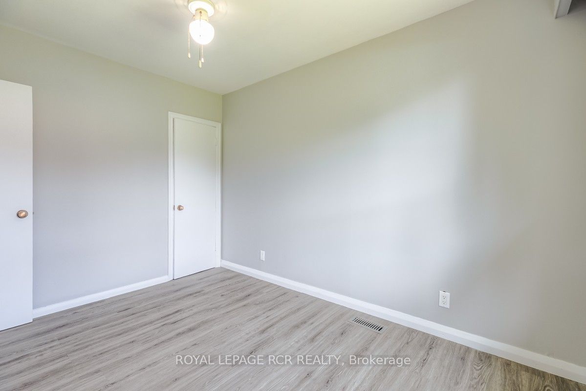11 Jacksons Point Avenue Property Photo 8