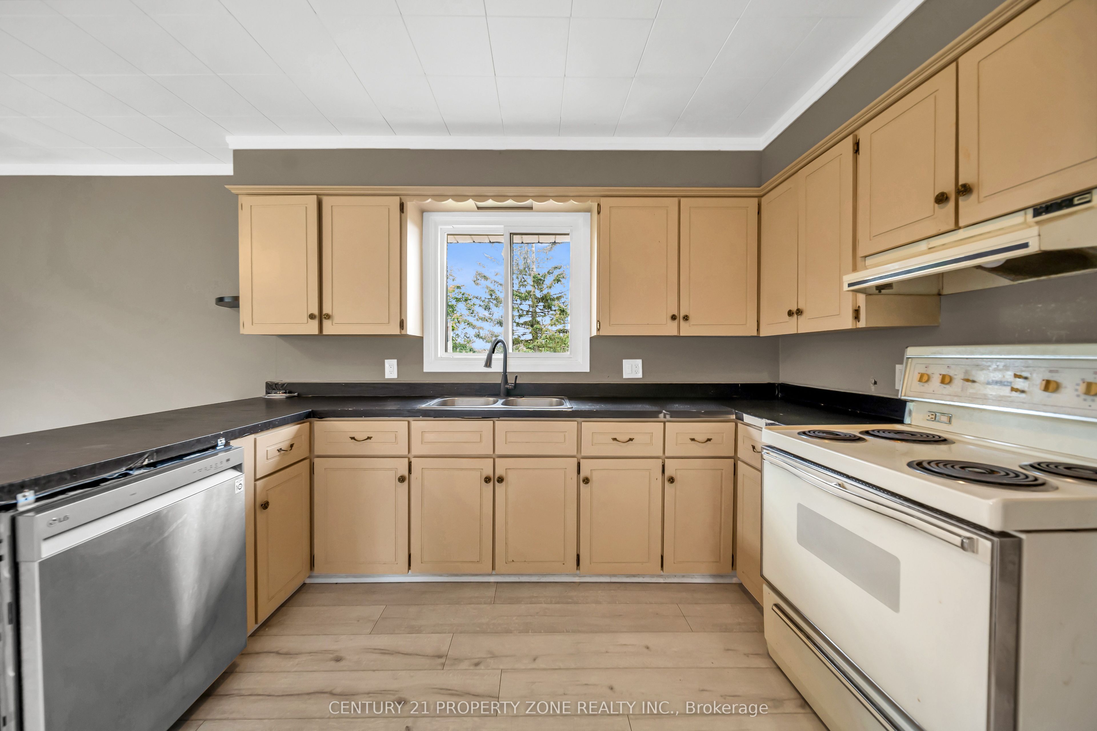 18580 Dufferin Street Property Photo 20