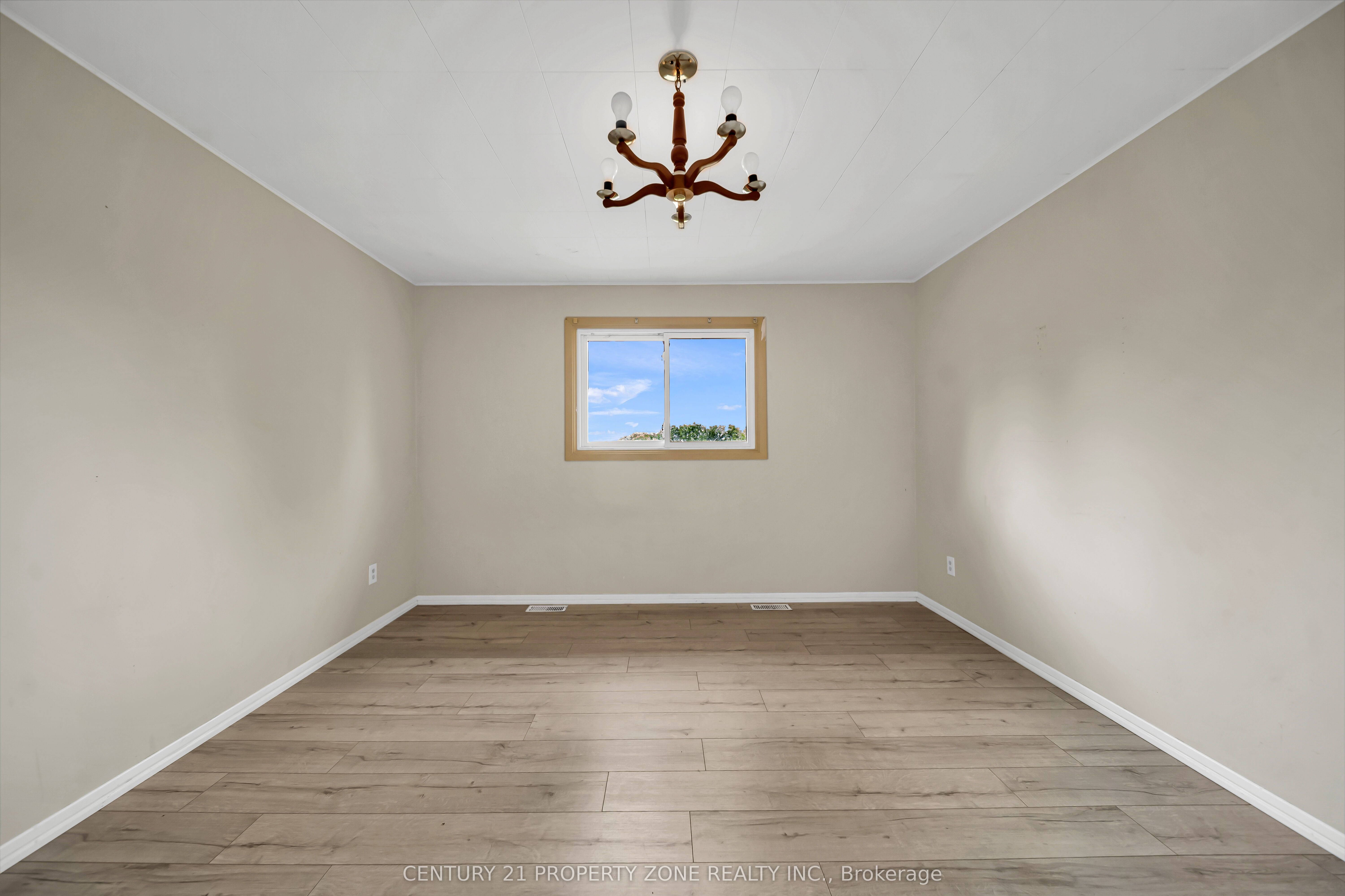 18580 Dufferin Street Property Photo 23