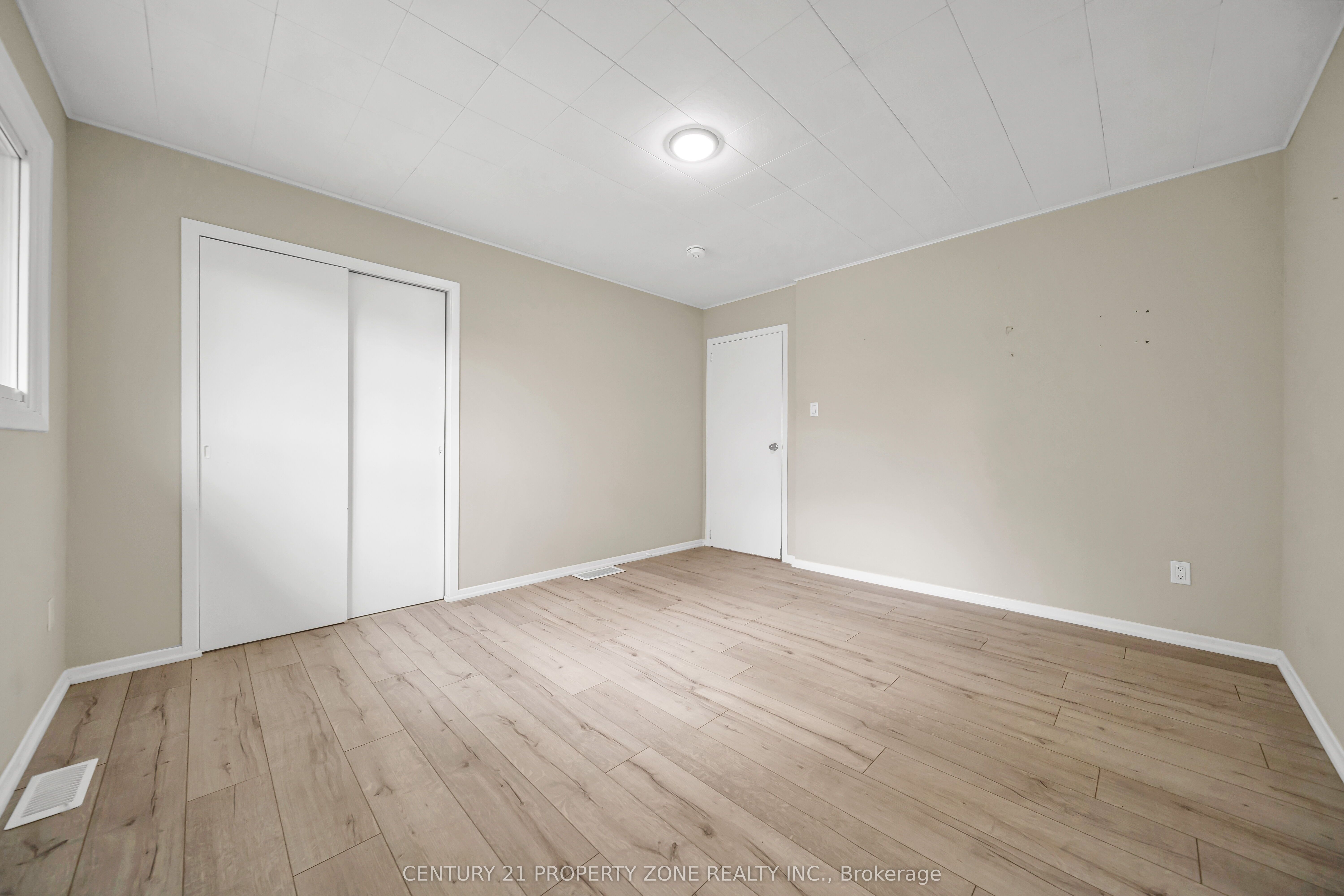 18580 Dufferin Street Property Photo 28