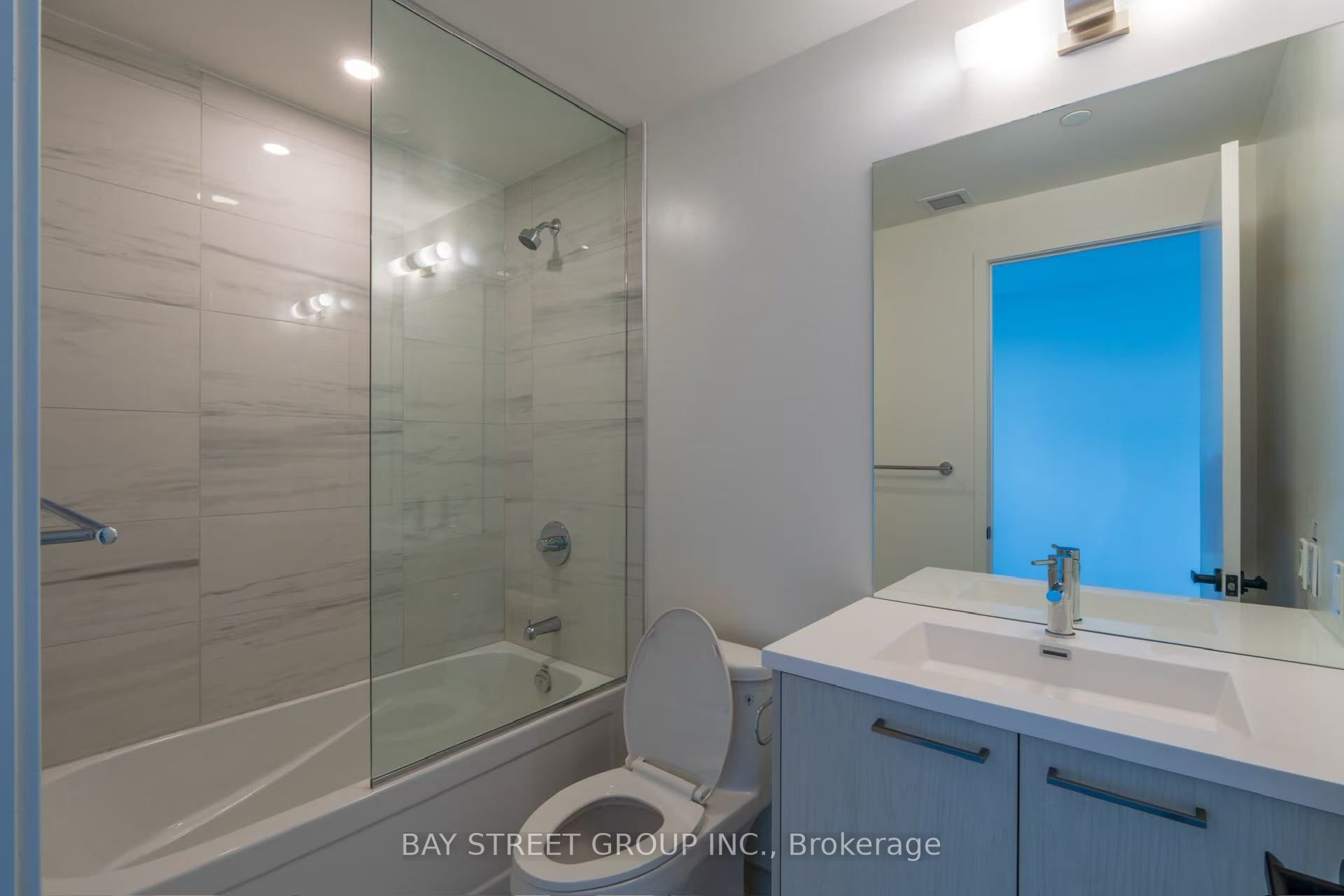 28 Interchange Way 1105 Property Photo 8
