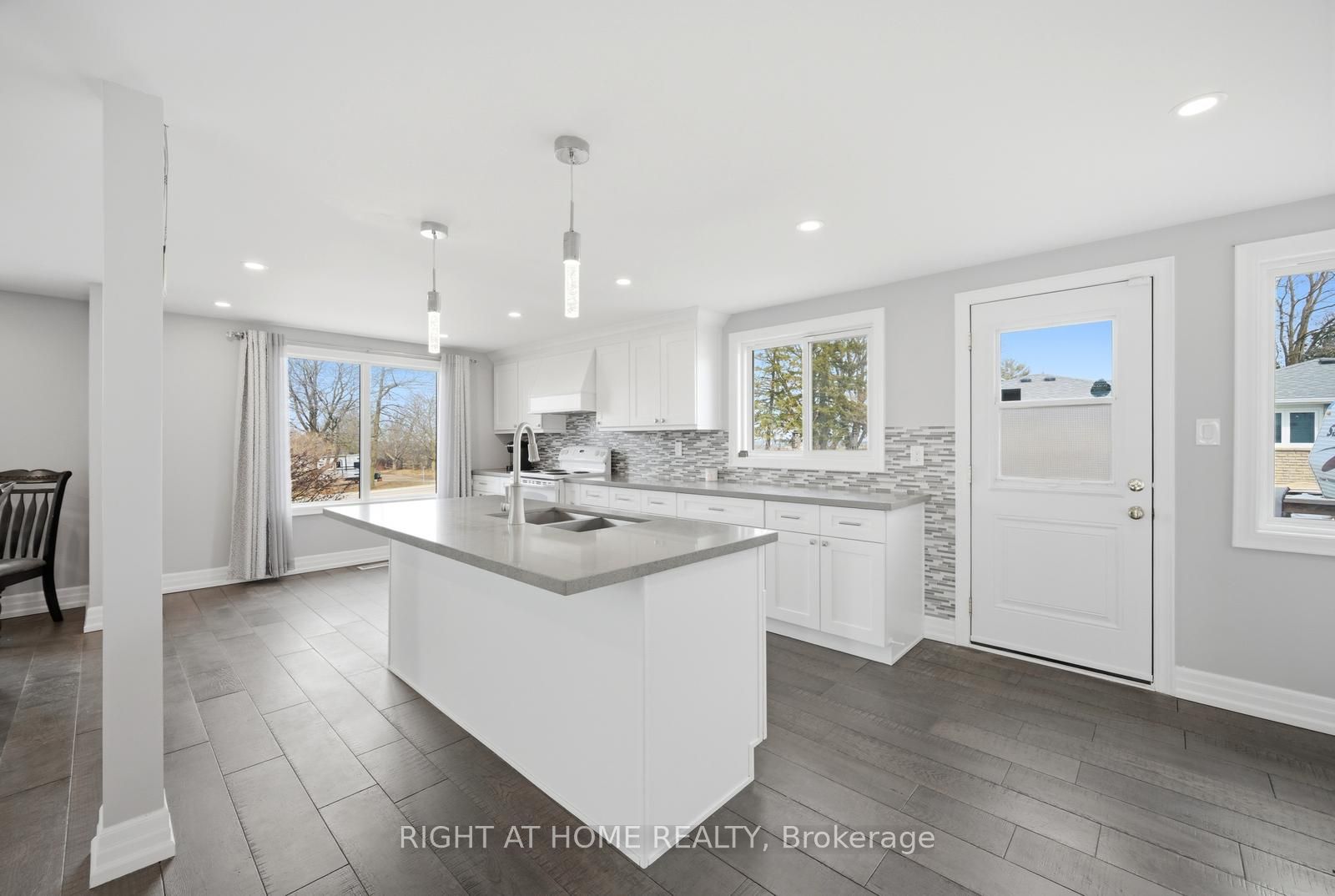 5885 7th Line Property Photo 1