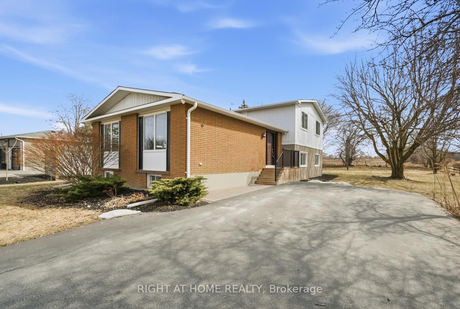 5885 7th Line Property Photo 2
