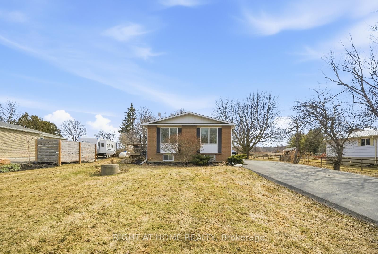5885 7th Line Property Photo 3