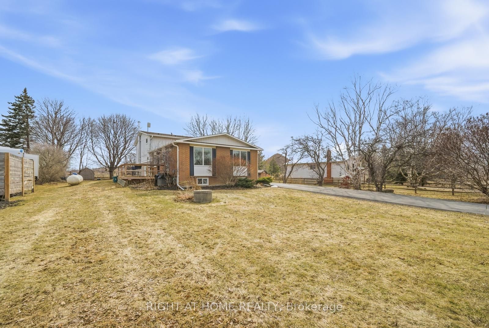 5885 7th Line Property Photo 4