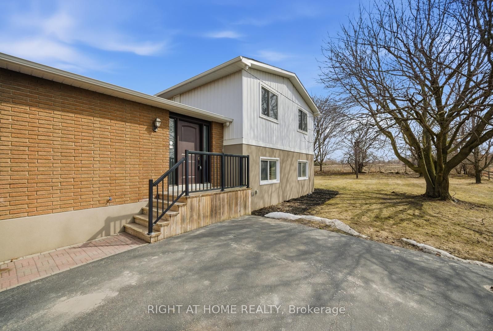 5885 7th Line Property Photo 5