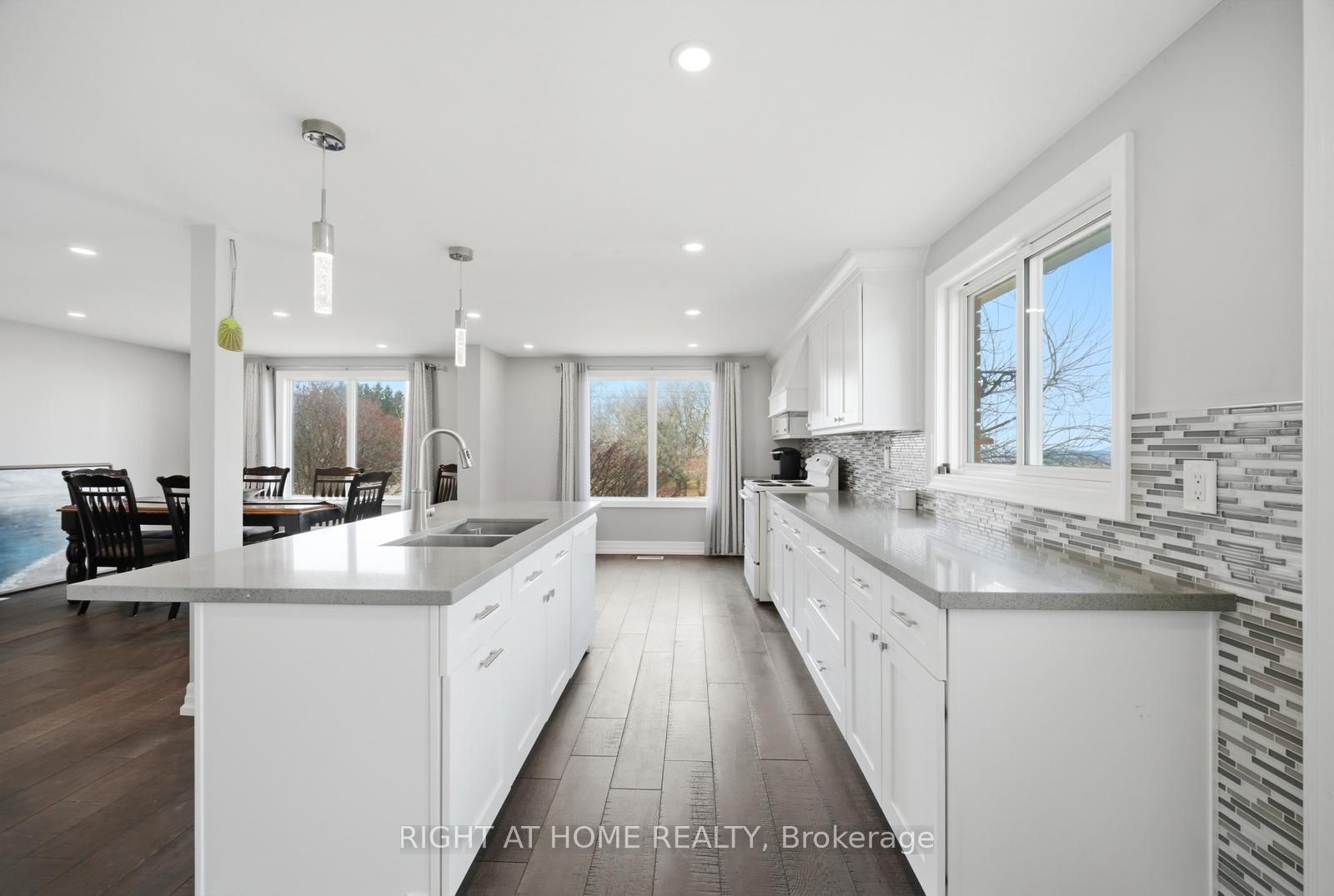 5885 7th Line Property Photo 9