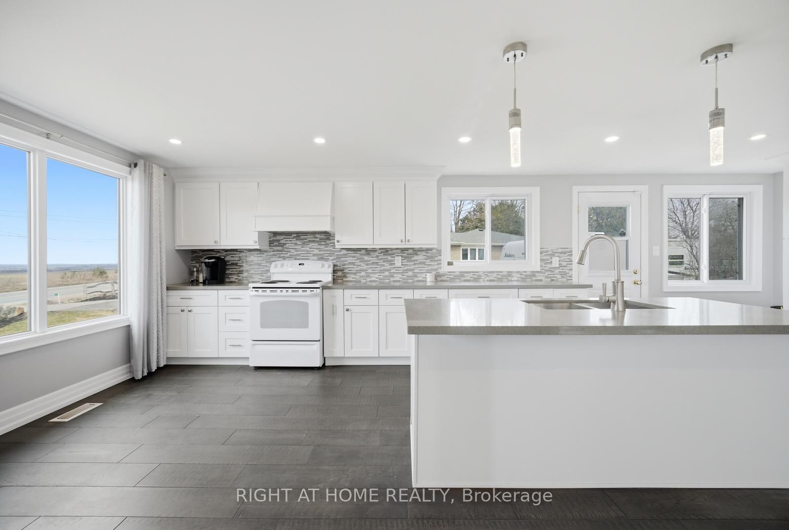 5885 7th Line Property Photo 10