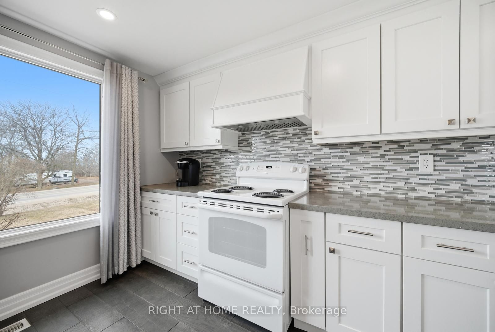 5885 7th Line Property Photo 13