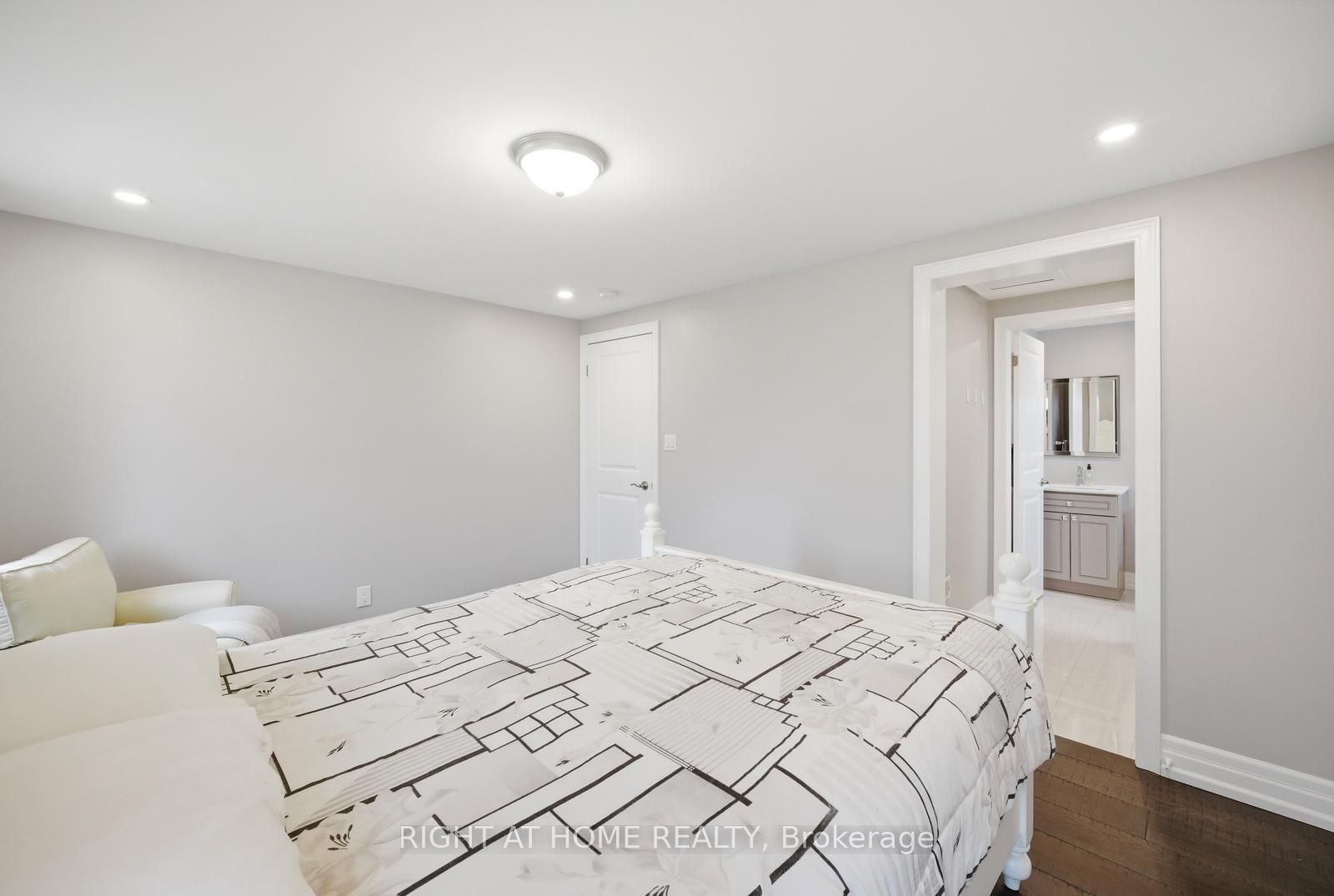5885 7th Line Property Photo 23