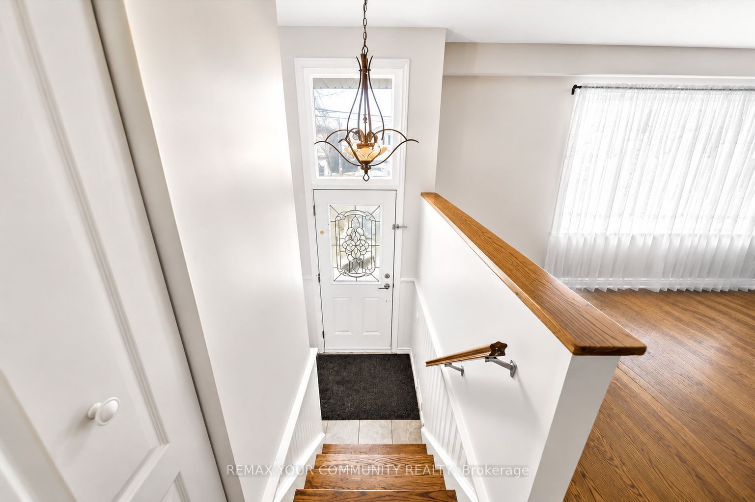376 Agar Avenue Upper Property Photo 2