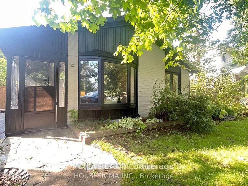 46 Seaton Drive W Property Photo 1