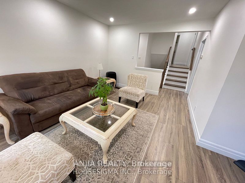 46 Seaton Drive W Property Photo 2