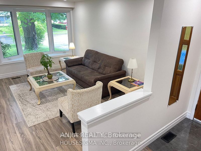 46 Seaton Drive W Property Photo 3