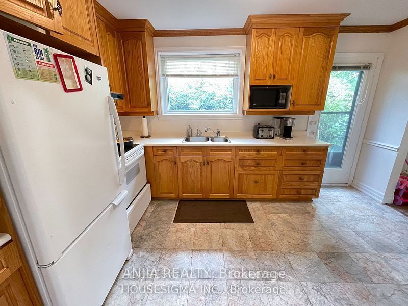 46 Seaton Drive W Property Photo 4