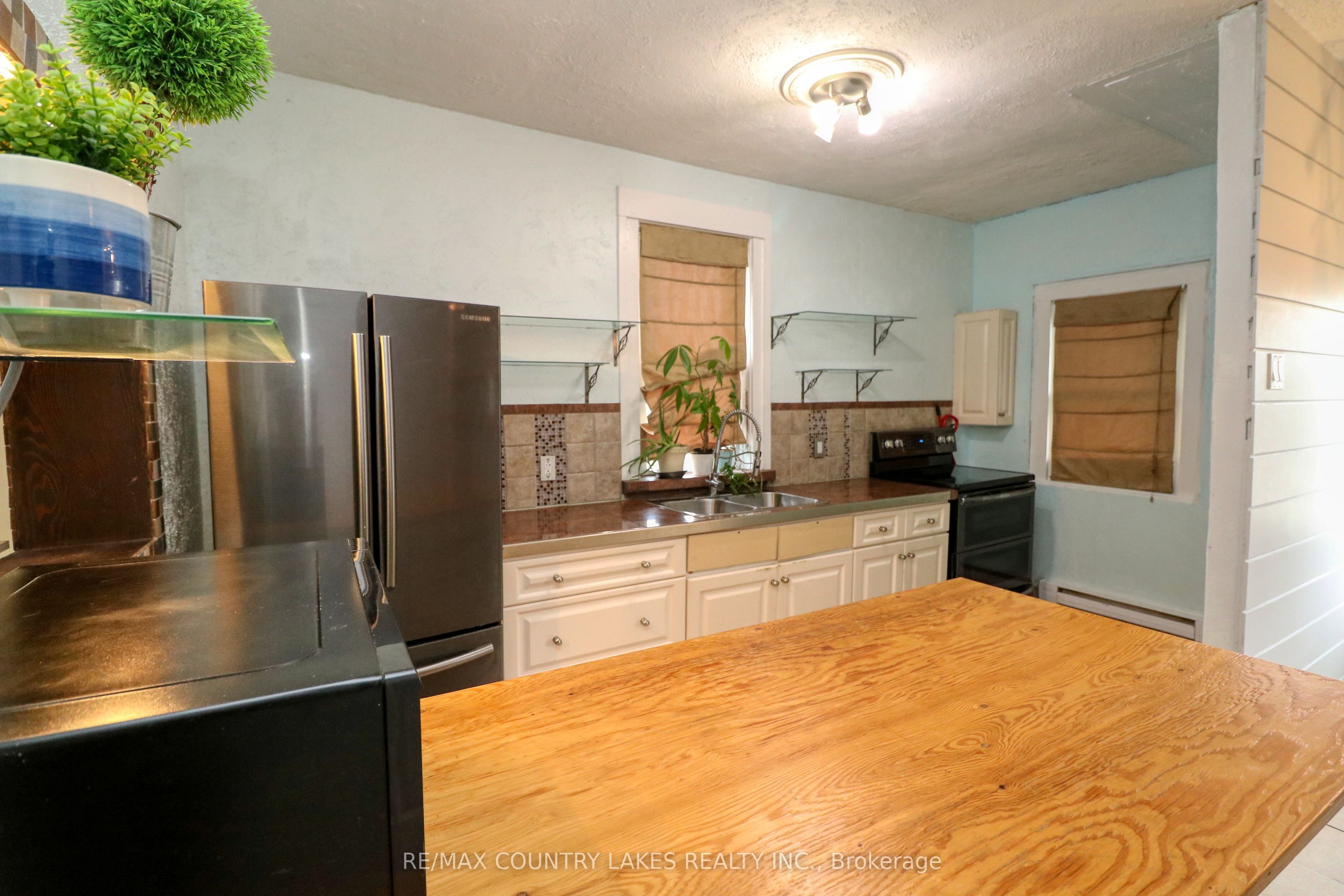 607 Simcoe Street Property Photo 4