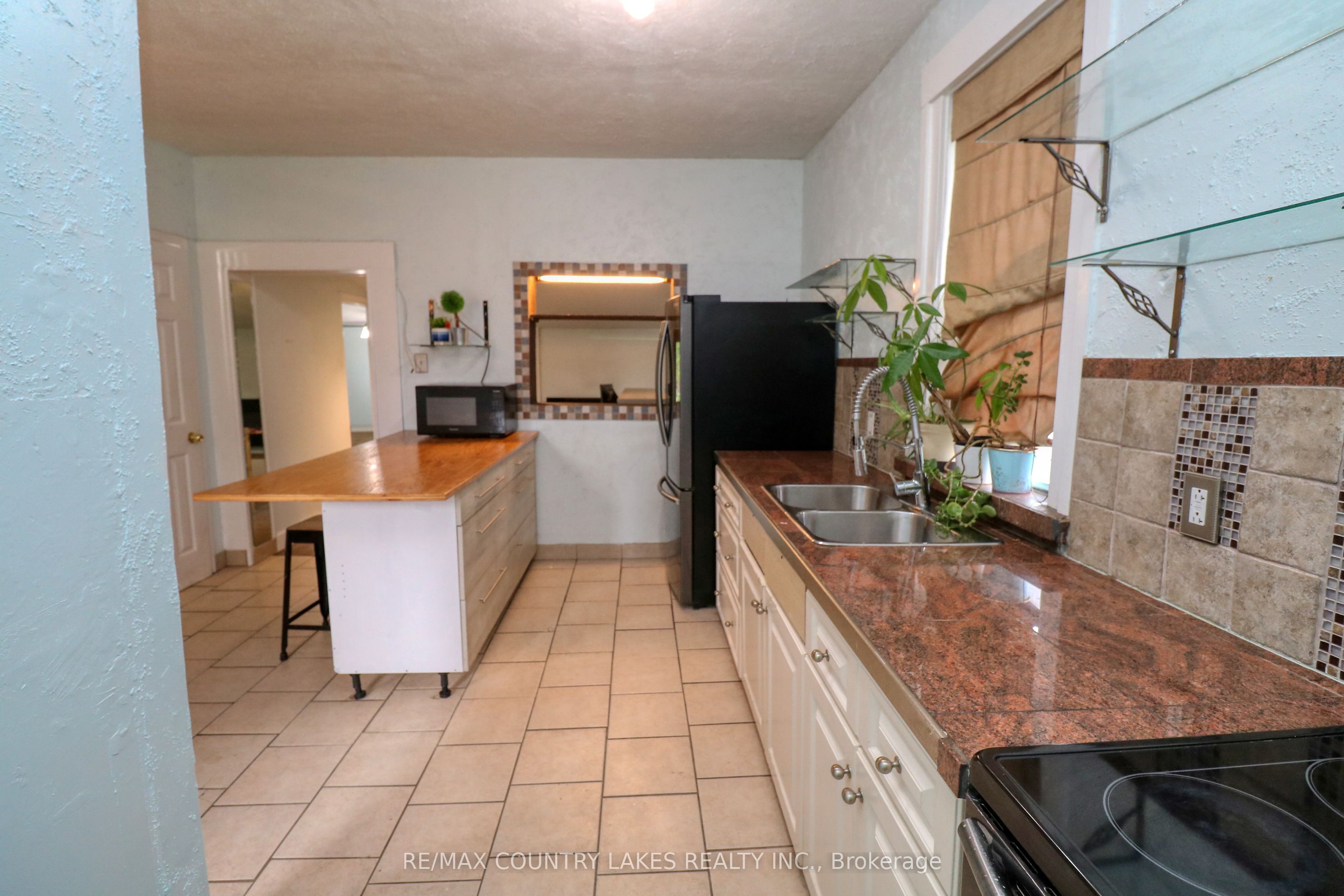 607 Simcoe Street Property Photo 5
