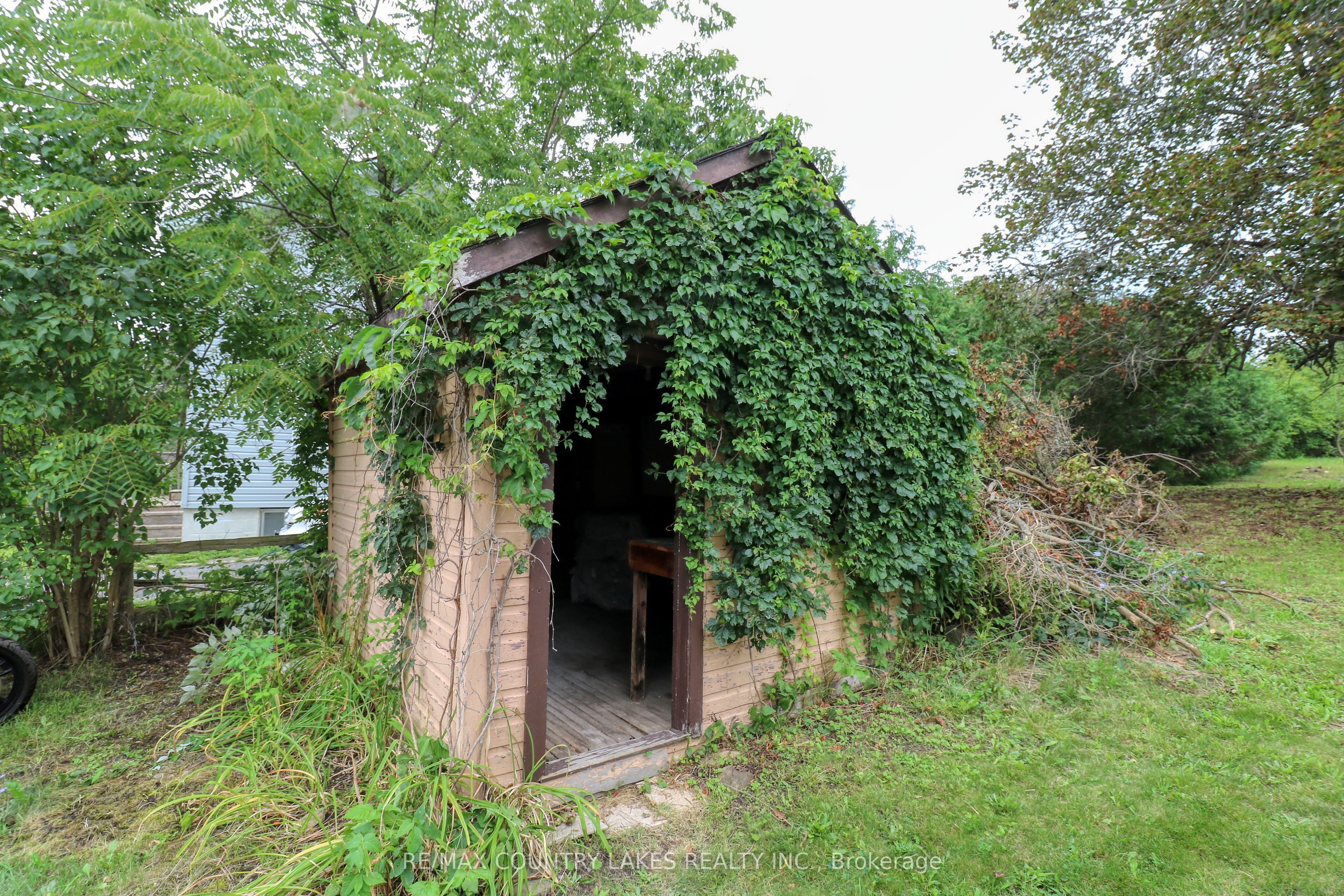 607 Simcoe Street Property Photo 14