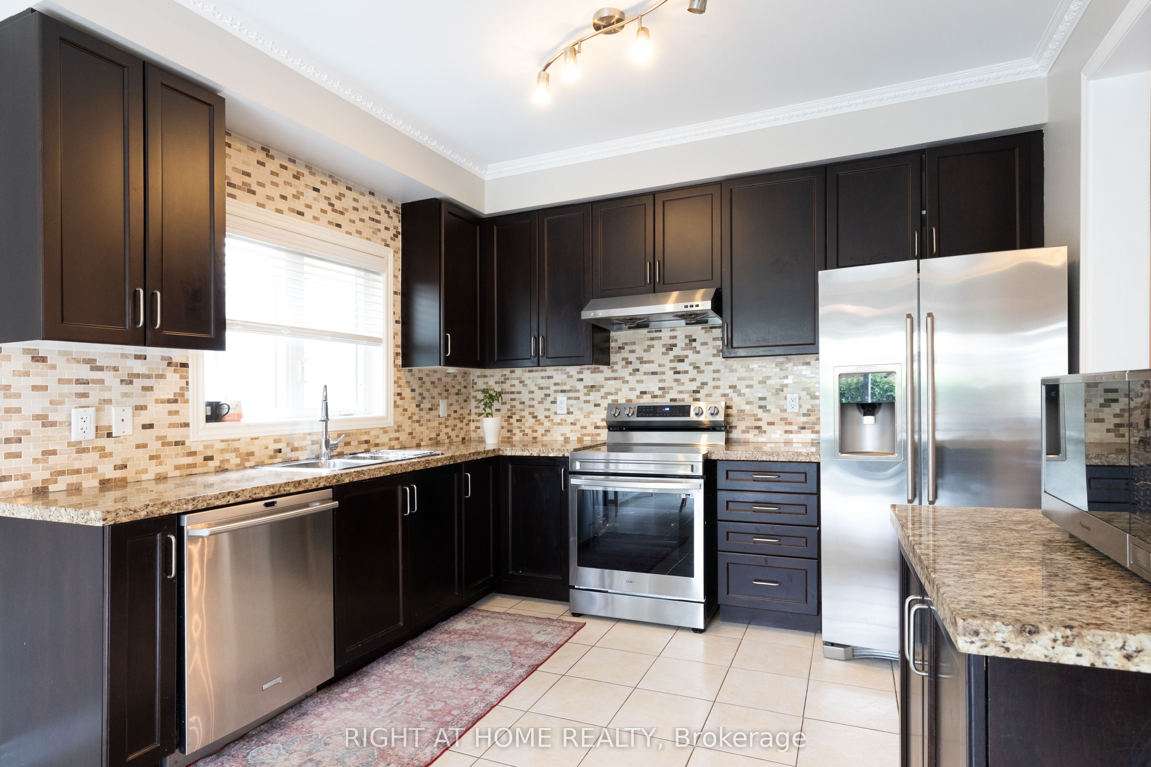 182 Maurier Boulevard Property Photo 8