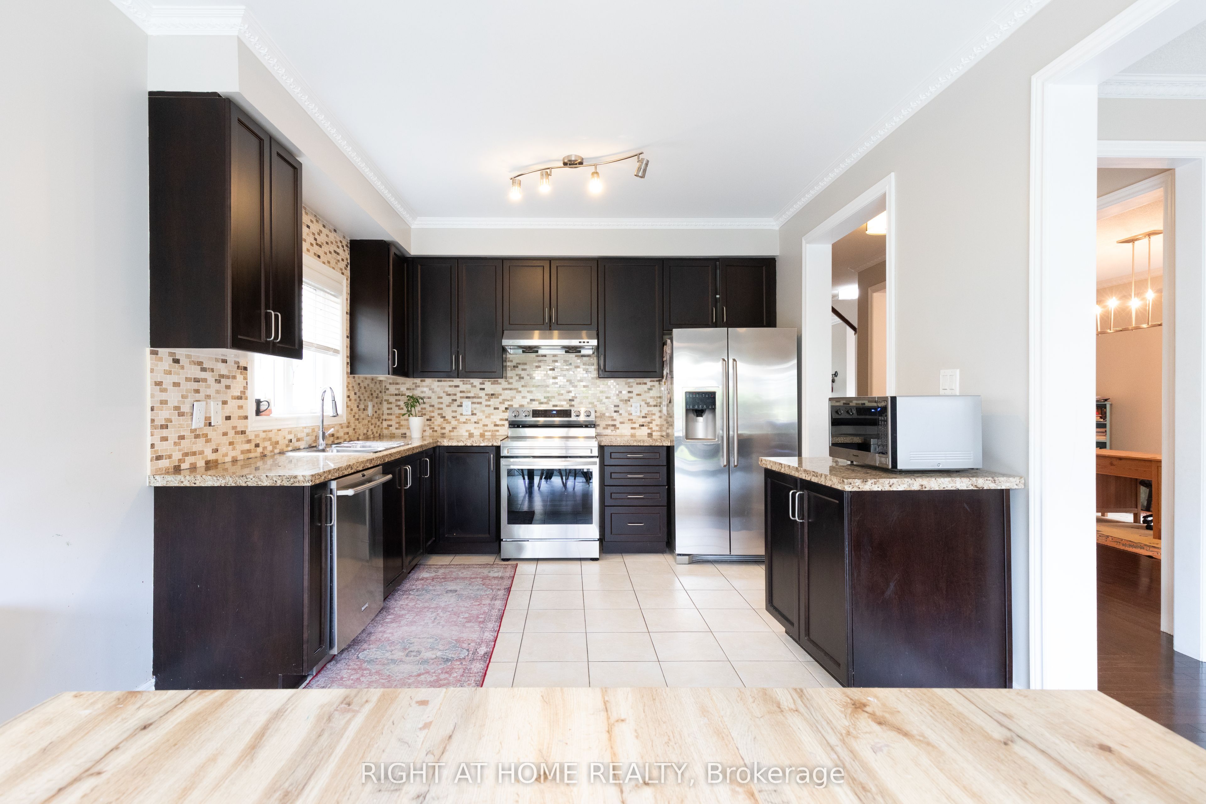 182 Maurier Boulevard Property Photo 9
