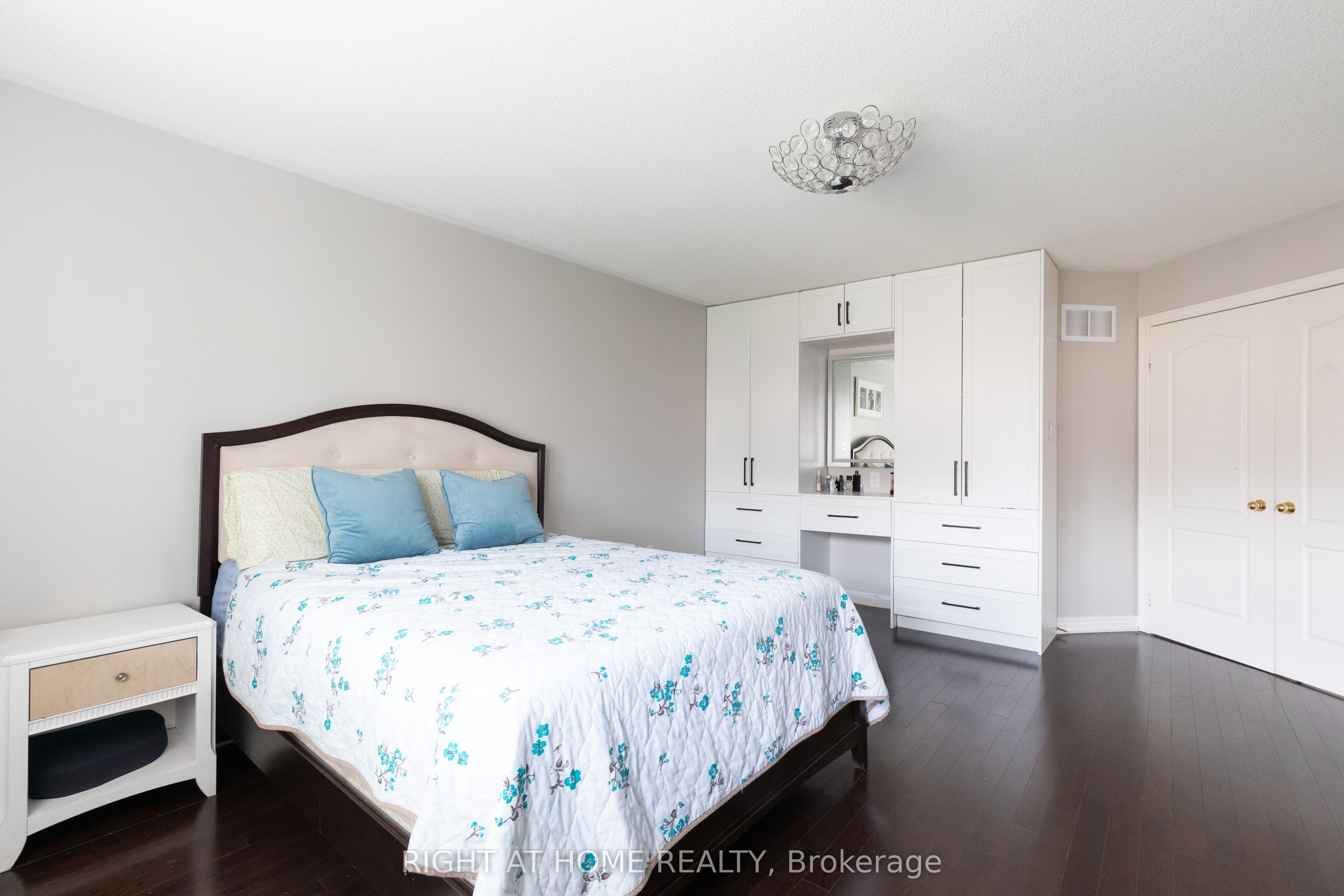 182 Maurier Boulevard Property Photo 26