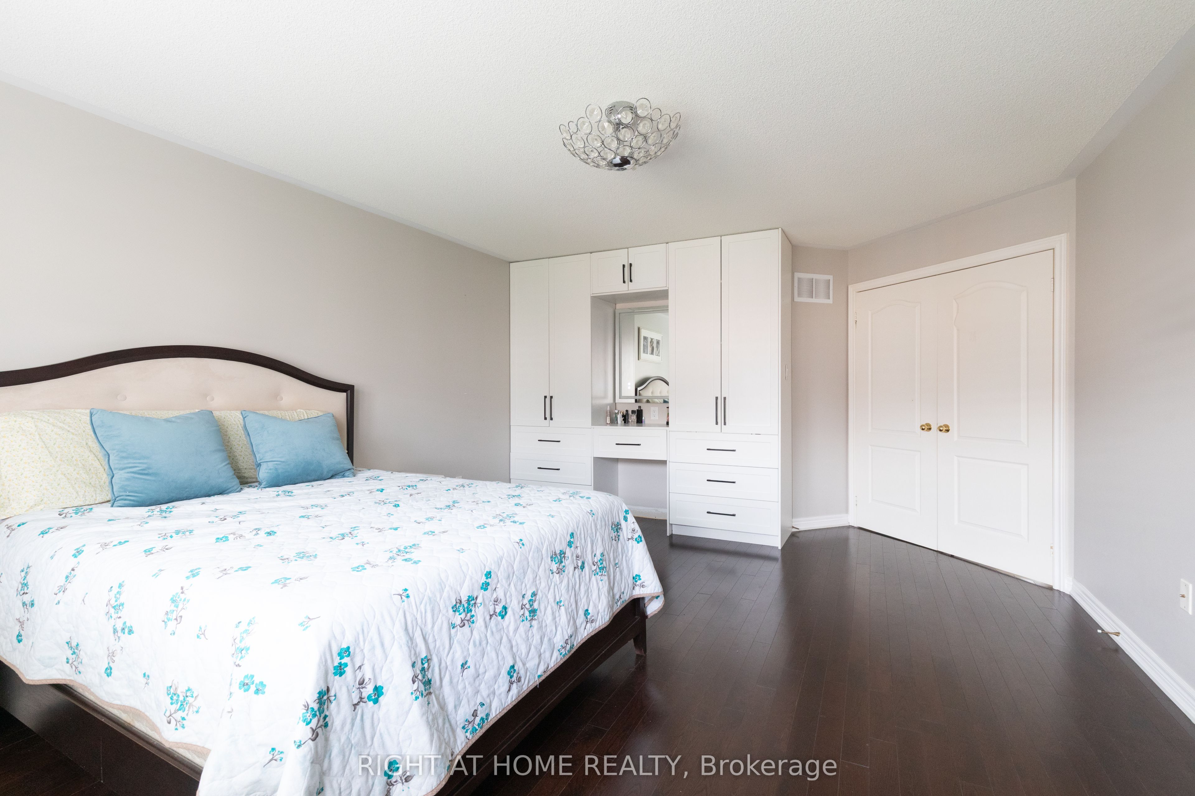 182 Maurier Boulevard Property Photo 27