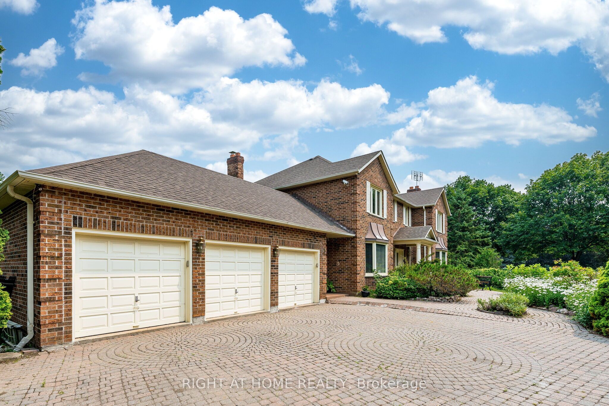 9 Glenridge Drive Property Photo 6
