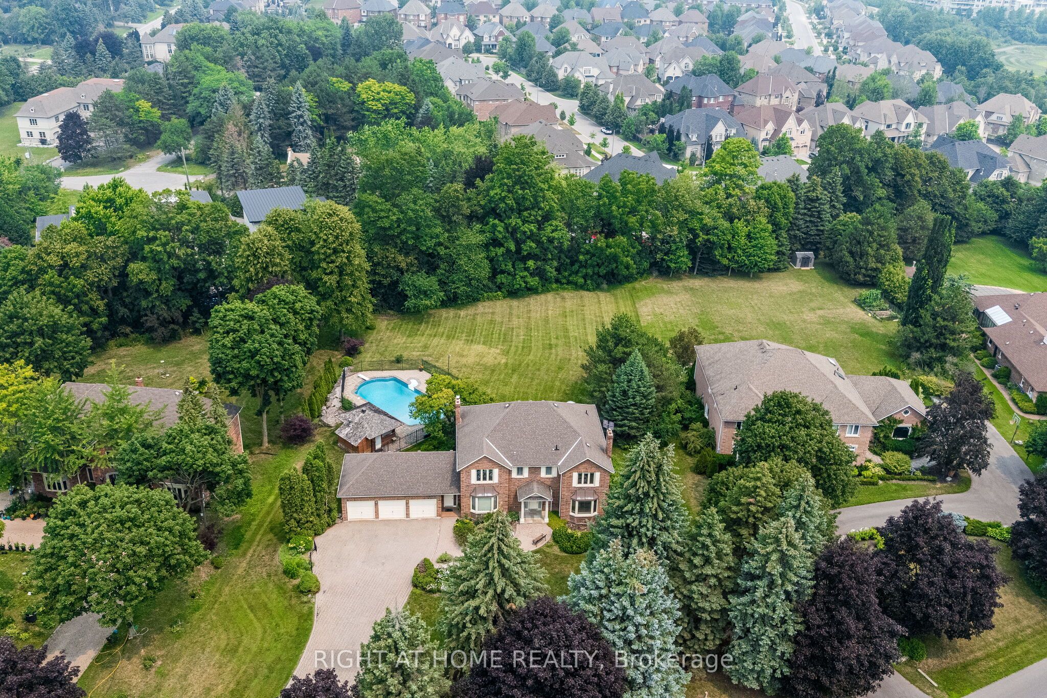 9 Glenridge Drive Property Photo 7